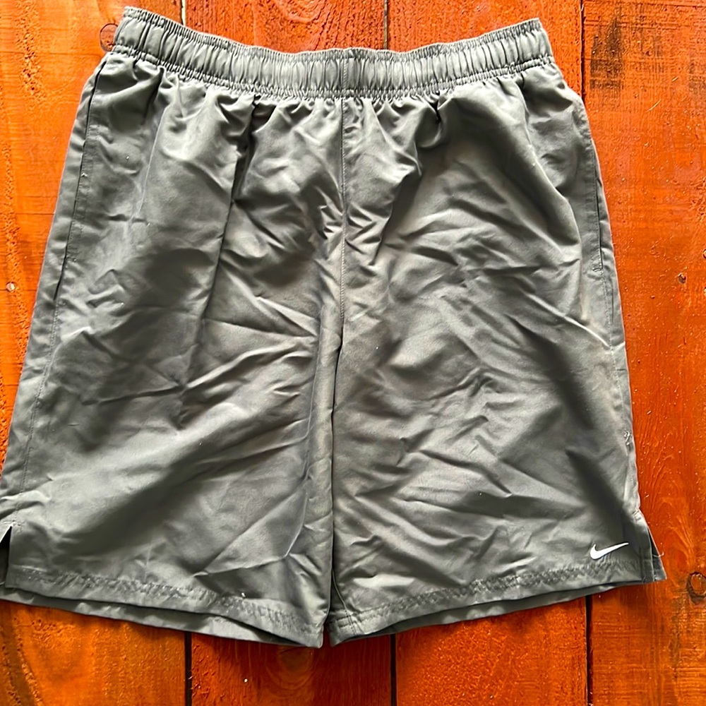 NIKE GRAY SHORTS MEDIUM